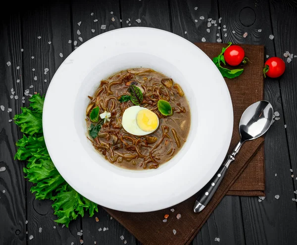 Suppe Mit Buchweizennudeln Mit Rindfleisch Soba Nudeln Servieren Von Essen — Stockfoto