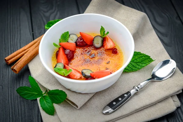 Brulee Crema Con Frutas Bayas Sirviendo Comida Restaurante Alimento Saludable — Foto de Stock