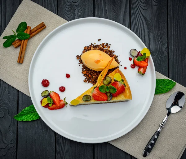 Cheesecake Aux Baies Sorbet Sur Assiettes Servir Nourriture Dans Restaurant — Photo