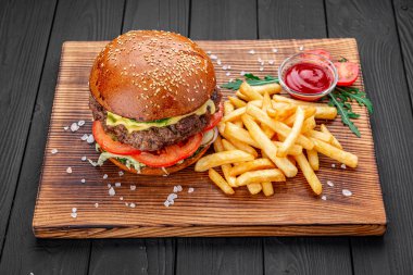 Sığır etli hamburger, patates kızartmalı hamburger, koyu arkaplan