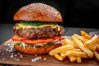 Sığır etli hamburger, patates kızartmalı hamburger, koyu arkaplan
