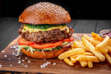 Sığır etli hamburger, patates kızartmalı hamburger, koyu arkaplan