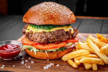 Sığır etli hamburger, patates kızartmalı hamburger, koyu arkaplan