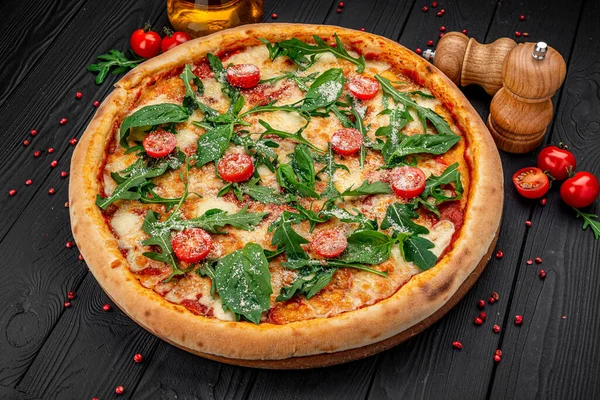 Lekker Hete Italiaanse Pizza Parmezaanse Kaas Arugula Zwarte Houten Tafel — Stockfoto