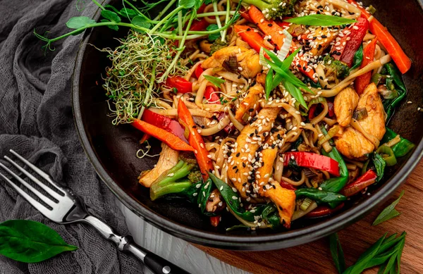 Azjatyckie Danie Makaron Kurczakiem Warzywami Podawanie Jedzenia Restauracji Zdjęcie Menu — Zdjęcie stockowe