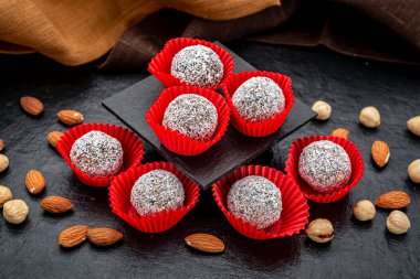 Hindistan cevizi romlu ek yükü doğal ışık (seçici odak, odak üstünde topları ile fotoğraflandı ahşap tabakta rendelenmiş hindistan cevizi ile kapalı olmak)