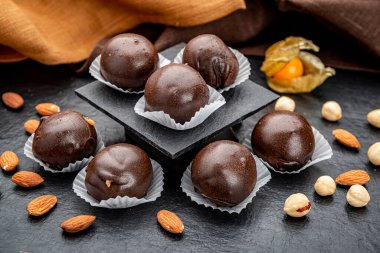 Top şeklinde fındıklı çikolatalar. Koyu arkaplanda nefis ev yapımı tatlı..