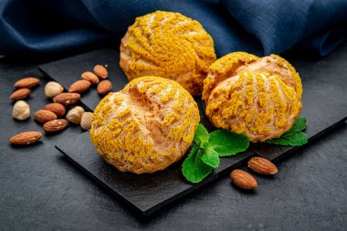 Kremalı pasta. Kremalı ve renkli kremalı kek. Koyu arkaplanda nefis ev yapımı tatlı.