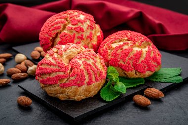 Kremalı pasta. Kremalı ve renkli kremalı kek. Koyu arkaplanda nefis ev yapımı tatlı.