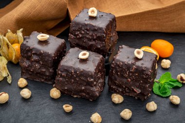 Masada fındıklı çikolatalı kek var. Koyu arkaplanda nefis ev yapımı tatlı.