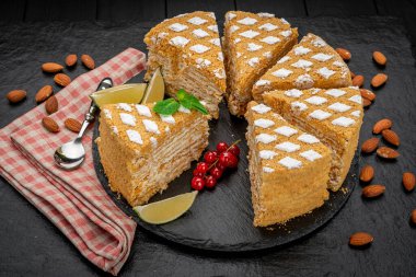 Masanın üzerinde nefis ev yapımı ballı kek, koyu arkaplan. Sağlıklı yemek.