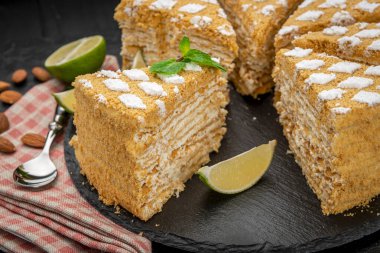 Masanın üzerinde nefis ev yapımı ballı kek, koyu arkaplan. Sağlıklı yemek.