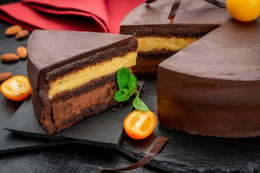 Farklı katmanlı çikolatalı pasta. Sağlıklı yiyecekler. Koyu arkaplanda nefis ev yapımı tatlı.