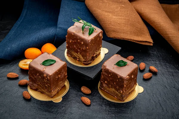 Вкусный Шоколадный Брауни Орехами Столе Вкусный Домашний Десерт Тёмном Фоне — стоковое фото