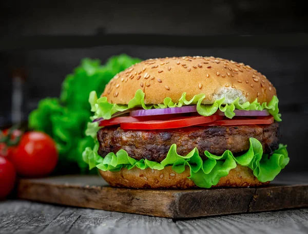 Friss Ízletes Hamburger Asztalon Finom Grillezett Ételek Egy Étteremben — Stock Fotó