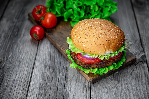 Friss Ízletes Hamburger Asztalon Finom Grillezett Ételek Egy Étteremben — Stock Fotó