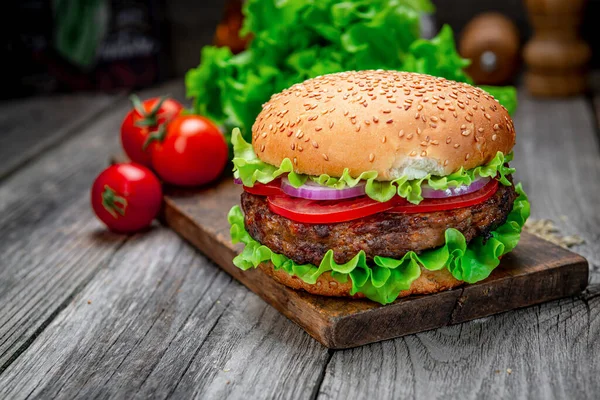 Friss Ízletes Hamburger Asztalon Finom Grillezett Ételek Egy Étteremben — Stock Fotó