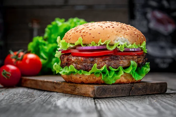 Friss Ízletes Hamburger Asztalon Finom Grillezett Ételek Egy Étteremben — Stock Fotó