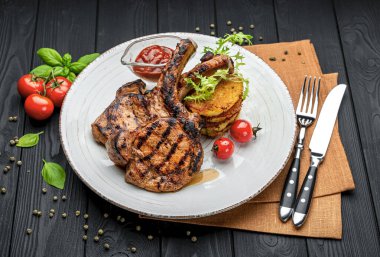 Restoranda domuz bifteği, patates, gözleme ve sos servis ediliyor.