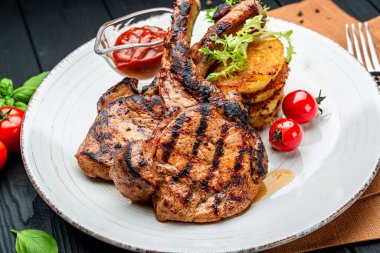 Restoranda domuz bifteği, patates, gözleme ve sos servis ediliyor.