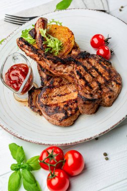 Restoranda domuz bifteği, patates, gözleme ve sos servis ediliyor.