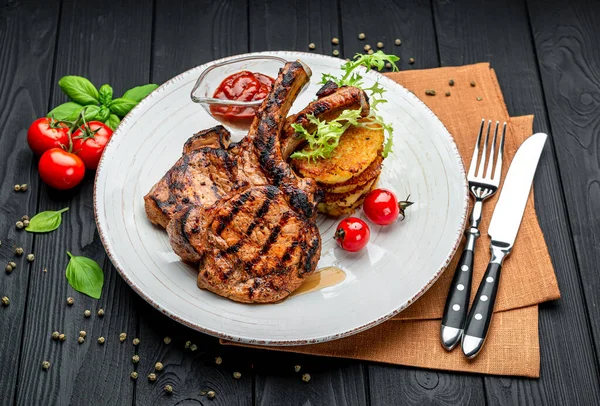 Restoranda domuz bifteği, patates, gözleme ve sos servis ediliyor.