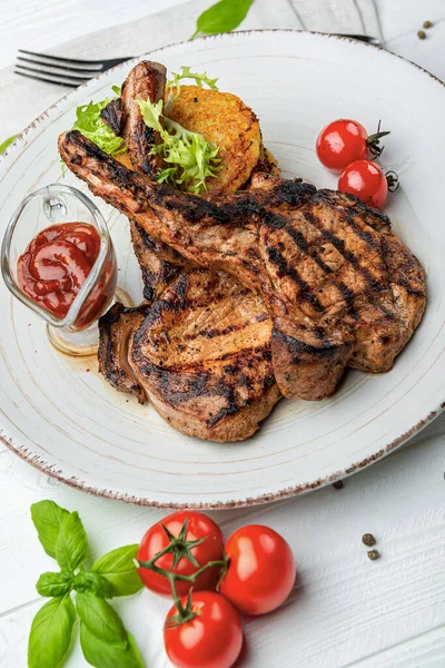 Restaurant Met Varkensvlees Biefstuk Met Pannenkoeken Saus — Stockfoto