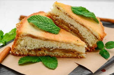 Beyaz arka planda elmalı pandispanya. Sağlıklı yemek.