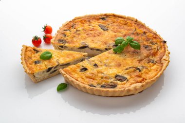 Peynirli mantarlı turta ve yaban mantarı. Mantarlı kiş. Sağlıklı yemek.