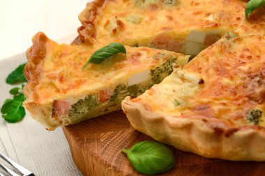 Somon, ıspanak ve peynirli kiş turtası. Sağlıklı yemek.