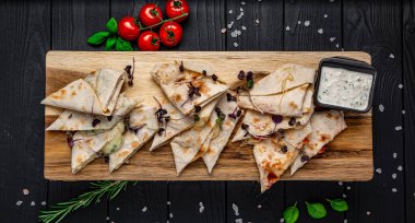 Peynirli ve domatesli kızarmış pita ekmeği. Barda yemek servisi.