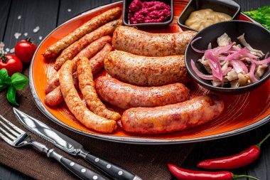 Farklı soslu ızgara sosis çeşitleri.