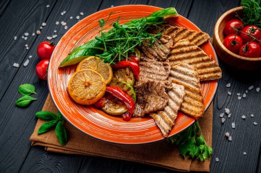 Elektrikli ızgarada pişmiş sebze ve et. Sağlıklı yemek.