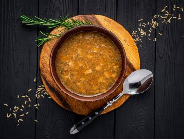 Koyu arkaplanda ev yapımı soğan çorbası. Restoranda yemek servisi.