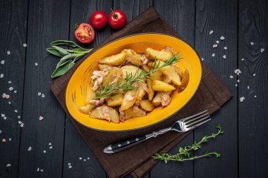 Pastırmalı ve biberiyeli fırında patates. Restoranda yemek servisi..