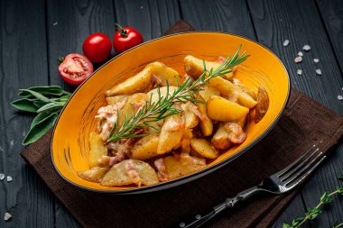 Pastırmalı ve biberiyeli fırında patates. Restoranda yemek servisi..