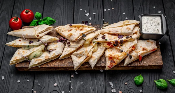 Fried Pita Bread Cheese Tomatoes Serving Food Bar — Stock Photo, Image