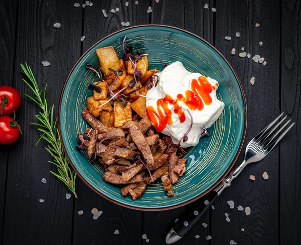 Stukken Gebakken Vlees Met Romige Saus Gebakken Aubergine Eten Serveren — Stockfoto