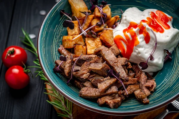 Pieces Fried Meat Creamy Sauce Fried Eggplant Serving Food Restaurant — Stok fotoğraf