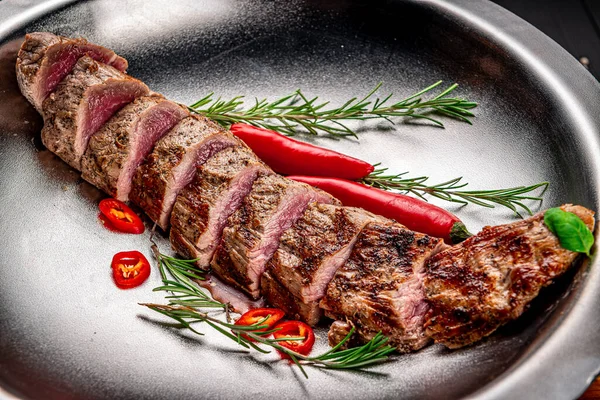Grillezett Borjúbélszín Juicy Steak Közepes Ritka Marhahús Fűszerekkel Ételt Felszolgálni — Stock Fotó