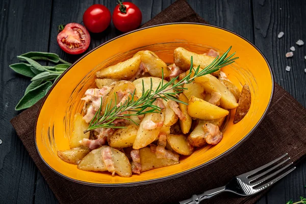 Gebakken Aardappelen Met Spek Rozemarijn Eten Serveren Een Restaurant — Stockfoto