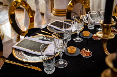 Tatilden önce restoranda masa servisi yapmış. Tatil için güzel bir yer.