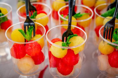 Yemek etkinliği sırasında meyveler ziyafet masasının üzerinde. Tatil masası ayarı