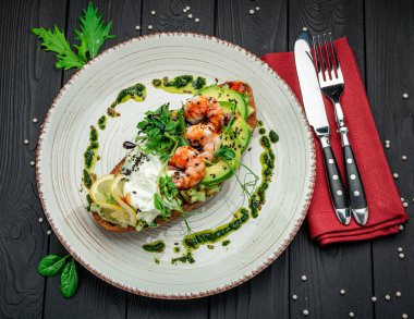 Karides, guacamole, krem peynir ve pesto soslu Sağlıklı ve sağlıklı yiyecekler. Restoranda yemek servisi. Menü için fotoğraf.