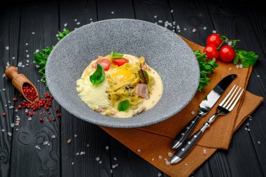 Tagliatelle spagettili makarna, yumurta sarısı, pastırma ve fesleğen. Sağlıklı yemek.