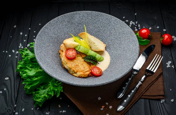 Kremalı soslu kızarmış domuz beyni. Restoranda yemek servisi.