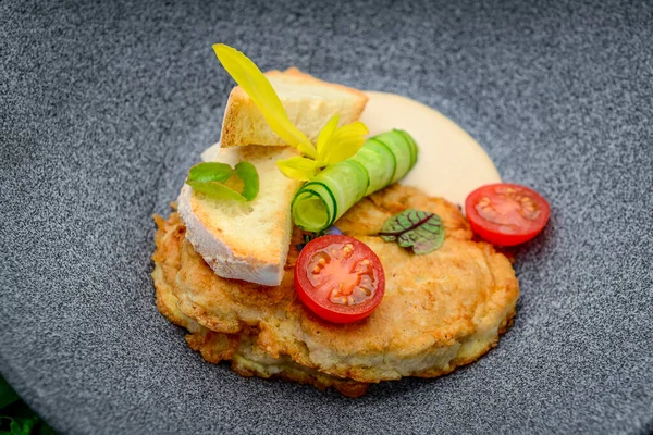 Kremalı soslu kızarmış domuz beyni. Restoranda yemek servisi.