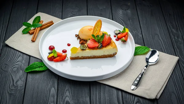 Böğürtlenli cheesecake ve tabakta şerbet. Restoranda yemek servisi. Sağlıklı yemek.