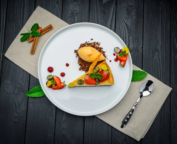 Cheesecake Aux Baies Sorbet Sur Assiettes Servir Nourriture Dans Restaurant — Photo