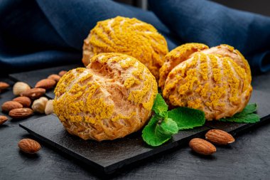 Kremalı pasta. Kremalı ve renkli kremalı kek. Koyu arkaplanda nefis ev yapımı tatlı.